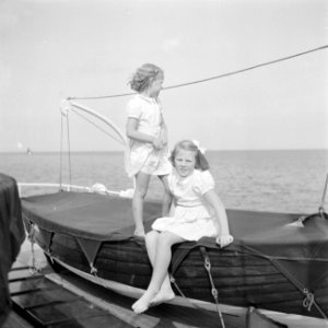Prinses Beatrix en prinses Irene aan dek, Bestanddeelnr 255-7571