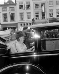 Prinses Beatrix en prins Claus brachten bezoek aan Breda prinses Beatrix in auto, Bestanddeelnr 919-1795