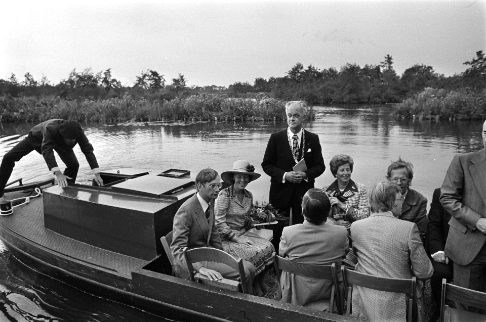 Prinses Beatrix en Prins Claus bezoeken gemeenten in Zuid Holland , varend door , Bestanddeelnr 928-7589