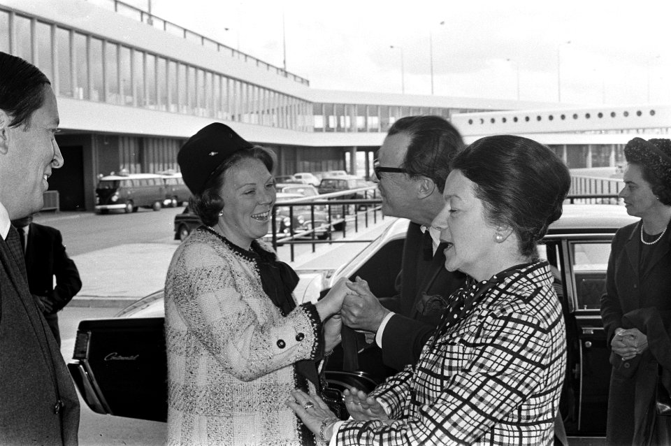 Prinses Beatrix en prins Claus terug uit Engeland op Schiphol. Ontmoetten prins , Bestanddeelnr 921-3589