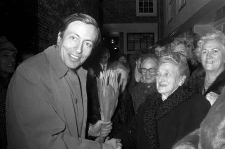 Prins Claus krijgt tulpen, Bestanddeelnr 926-8919