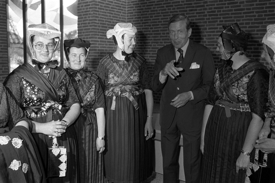 Prins Claus opent nieuwe gemeentehuis van Staphorst, Bestanddeelnr 932-2041