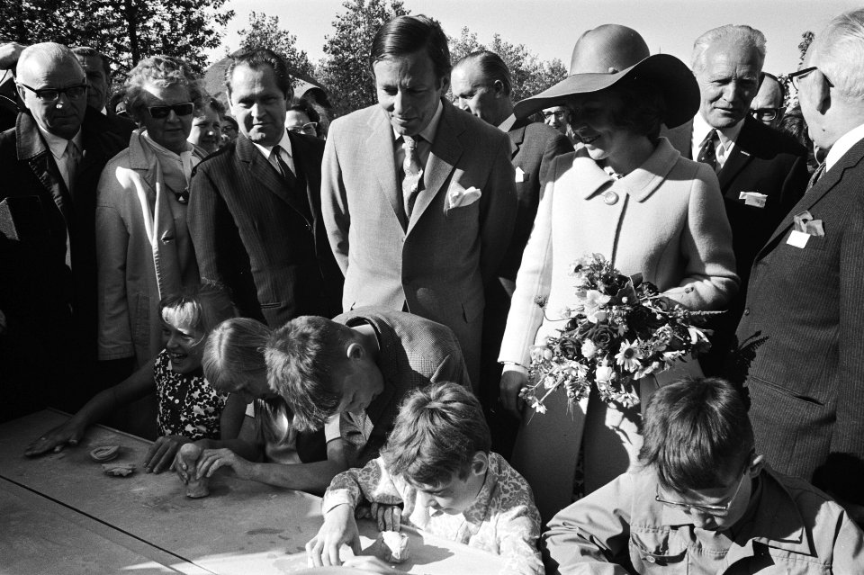 Prinses Beatrix en prins Claus tijdens de rondleiding, Bestanddeelnr 924-5754