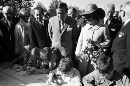 Prinses Beatrix en prins Claus tijdens de rondleiding, Bestanddeelnr 924-5754