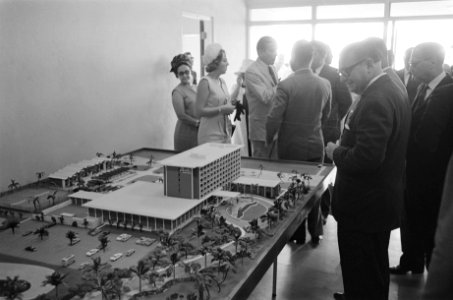 Prinses Beatrix en prins Claus bezoeken Nederlandse Antillen, bij maquette, Bestanddeelnr 919-4051