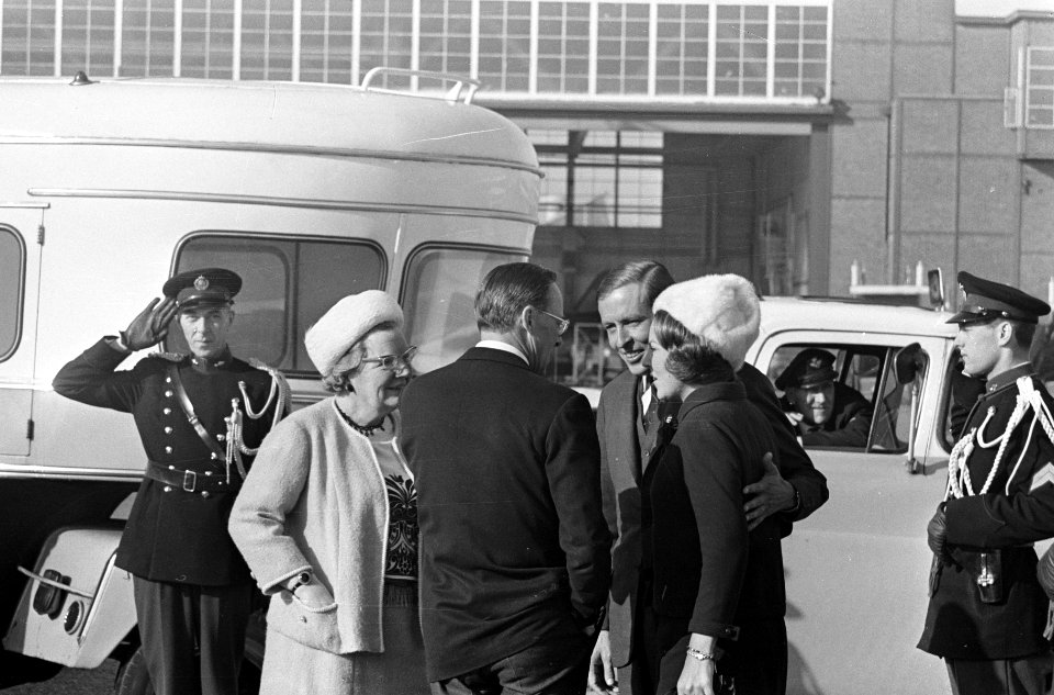 Prinses Beatrix en prins Claus terug van huwelijksreis, Bestanddeelnr 919-0902