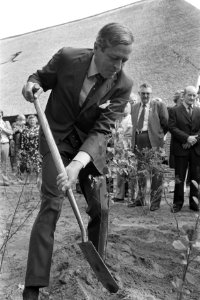 Prins Claus opent nieuwe gemeentehuis van Staphorst Prins Claus plant eik bij m, Bestanddeelnr 932-2037