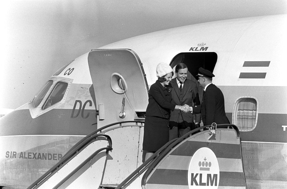 Prinses Beatrix en prins Claus terug van huwelijksreis aankomst en begroeting op, Bestanddeelnr 919-0907