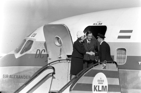 Prinses Beatrix en prins Claus terug van huwelijksreis aankomst en begroeting op, Bestanddeelnr 919-0907