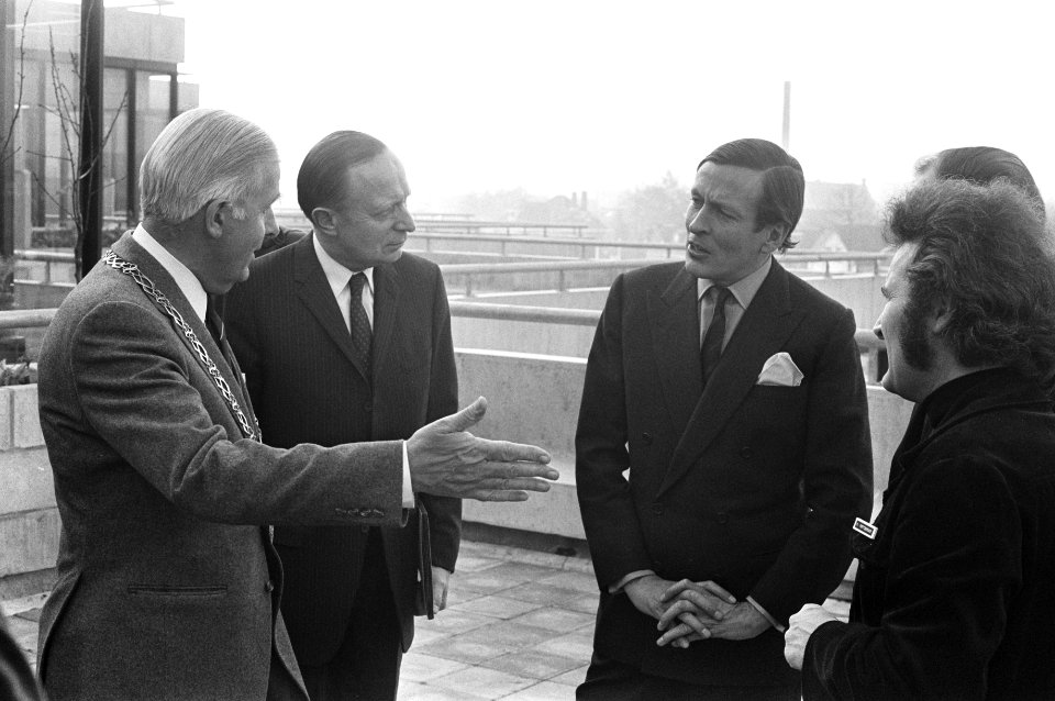 Prins Claus opent nieuw hoofdkantoor Centraal Beheer t e Apeldoorn, Bestanddeelnr 925-9919