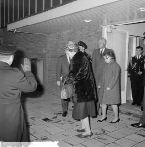 Prinses Beatrix naar Japan Prinses Beatrix wuift de auto na van de vertrekkende, Bestanddeelnr 914-9902