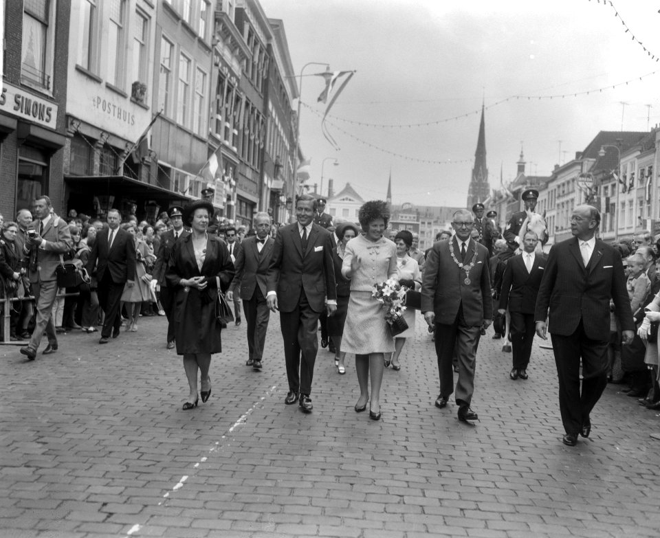 Prinses Beatrix en prins Claus brachten bezoek aan Breda tijdens wandeling naar , Bestanddeelnr 919-1794