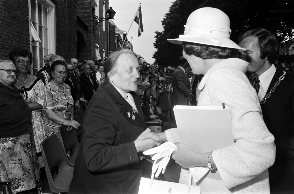 Prinses Beatrix en Prins Claus bezoeken Noord Brabant Hilvarenbeek, Bestanddeelnr 929-8675