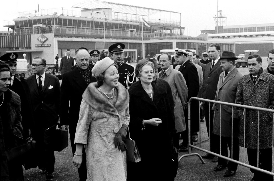Prinses Beatrix naar Japan Prinses Beatrix in gesprek bij de hofauto, Bestanddeelnr 914-9897