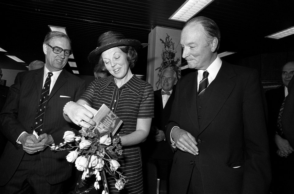 Prinses Beatrix neemt bloemen in ontvangst, Bestanddeelnr 927-9098