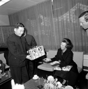 Prinses Beatrix neemt een geschenk van de Chinese ambassadeur Chen Hsing Ren in…, Bestanddeelnr 929-1377