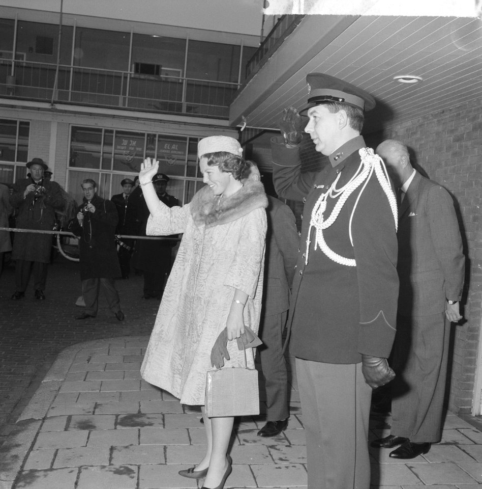 Prinses Beatrix naar Japan Prinses Beatrix wuift de auto na van de vertrekkende, Bestanddeelnr 914-9901