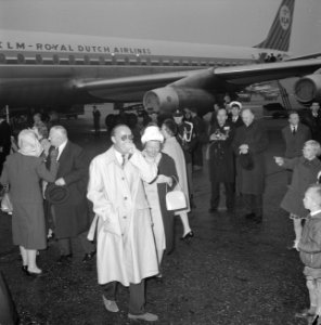 Prinses Beatrix en Prins Bernhard terug uit Amerika Prins Bernhard en koningin , Bestanddeelnr 915-0979
