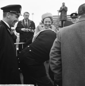 Prinses Beatrix naar Japan Prinses Beatrix boven aan de vliegtuigtrap, Bestanddeelnr 914-9908