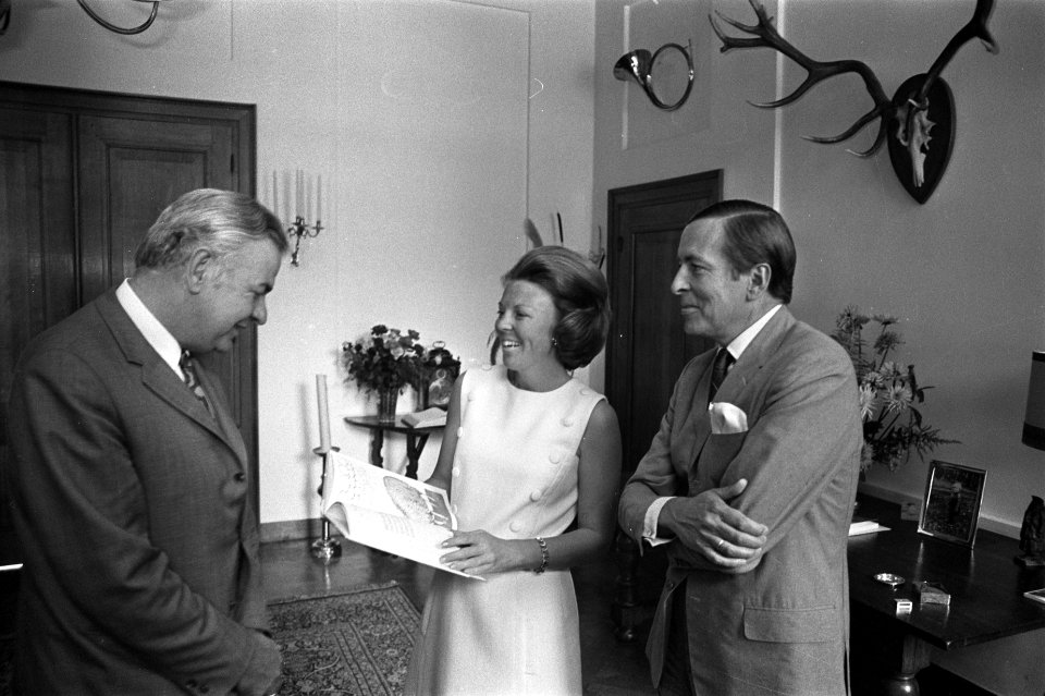 Prinses Beatrix en Prins Claus ontvangen boekje Rijmpjes en versjes uit oude do, Bestanddeelnr 924-9151