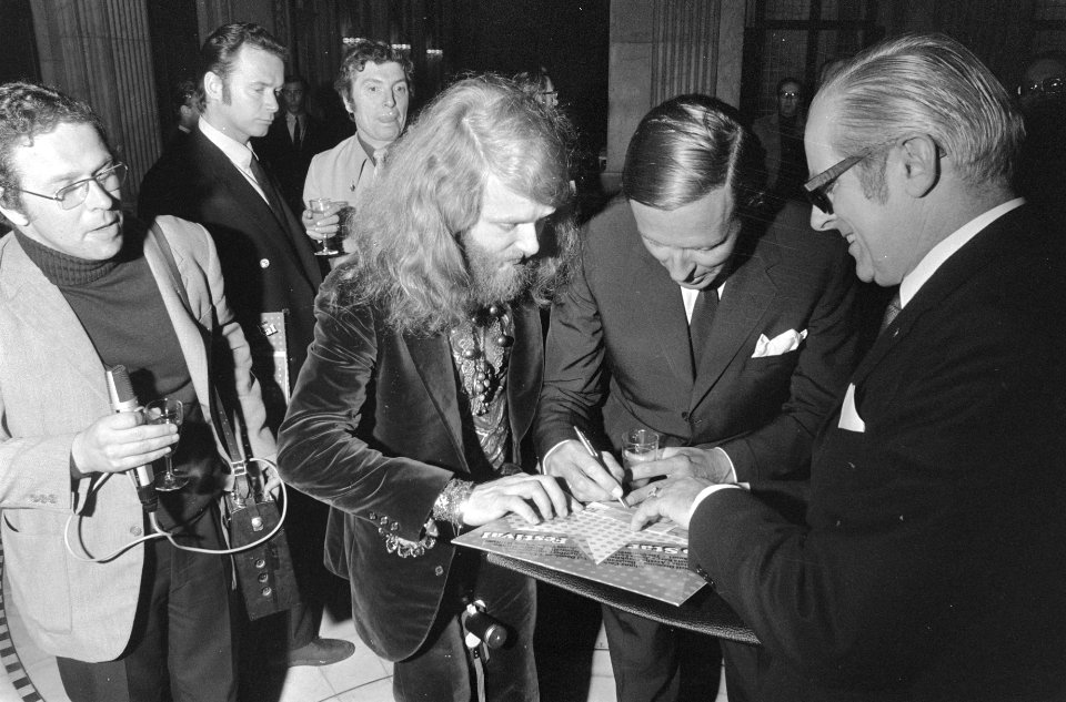 Prins Claus koopt in Paleis op de Dam eerste exemplaar van LP Top Star Festival, Bestanddeelnr 925-4962