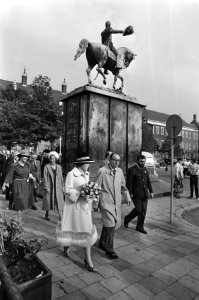 Prinses Beatrix met mr. Ruppert, vice-president van de Raad van State, wandelend, Bestanddeelnr 930-4859