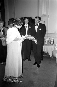 Prinses Beatrix en prins Claus bij Gala-concert Nederlands Studenten Orkest te S, Bestanddeelnr 920-0186