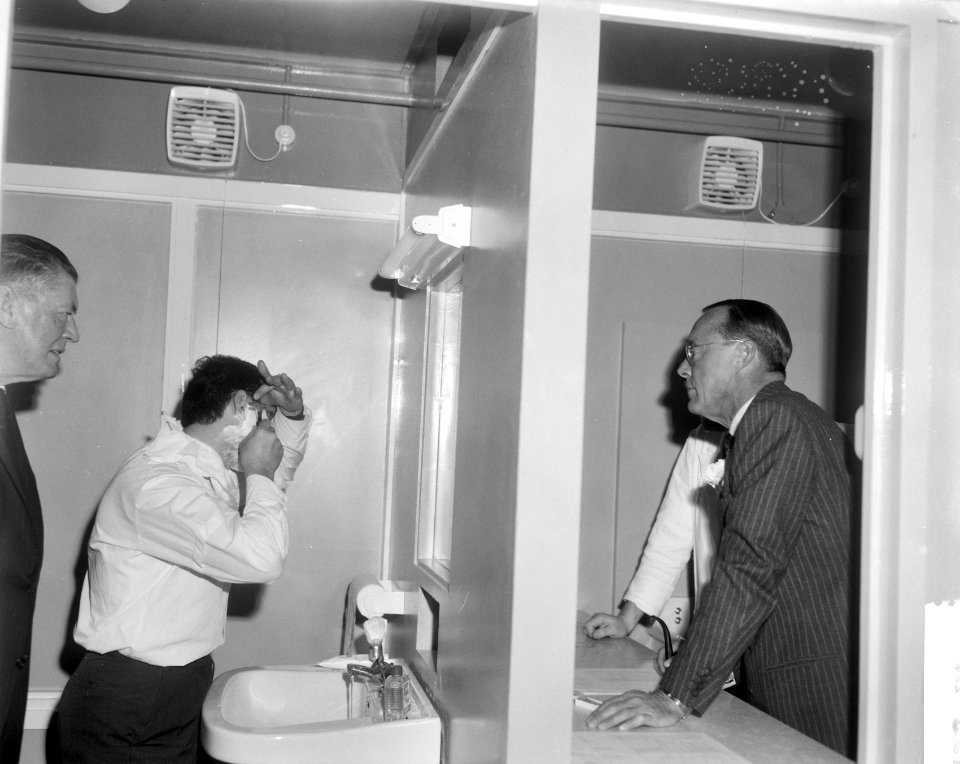 Prins Bernhard bij de opening van de Schick Safety Razor Company te Amsterdam d, Bestanddeelnr 918-5253