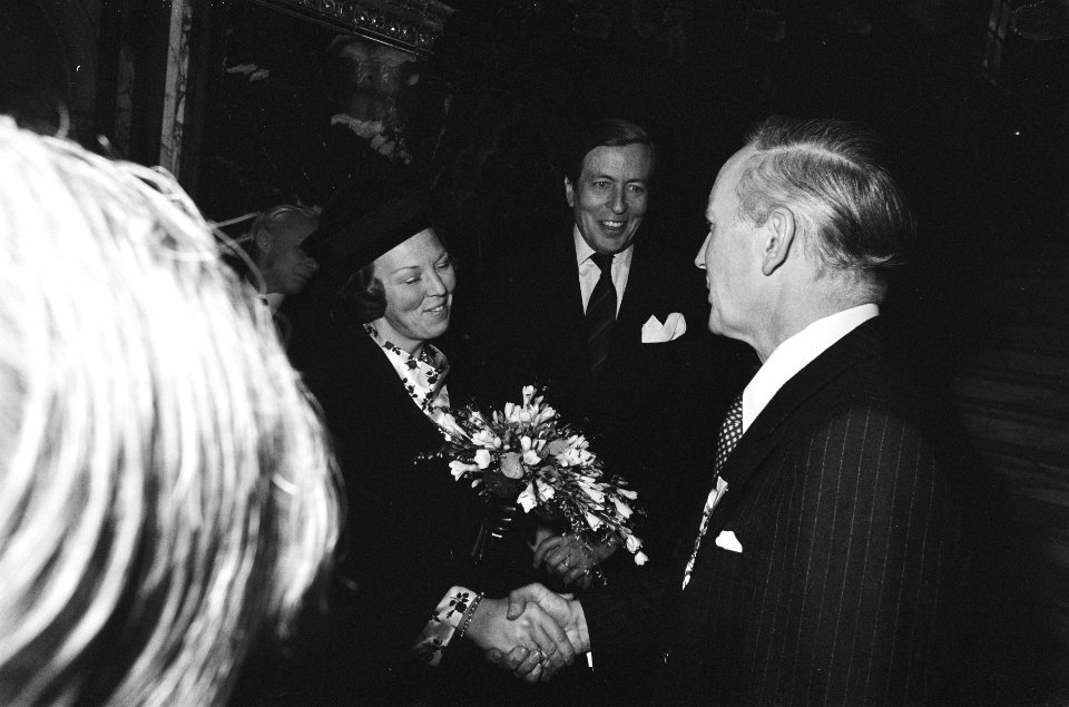 Prinses Beatrix en Prins Claus complimenteren dr. D. Spoelstra met zijn ondersch, Bestanddeelnr 930-1464