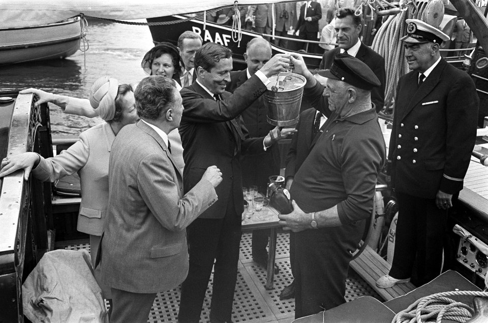 Prins Claus krijgt een emmertje mosselen en een borreltje van schipper Koster, Bestanddeelnr 920-4857