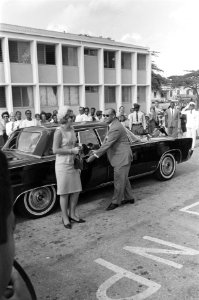 Prinses Beatrix en prins Claus bezoeken Nederlandse Antillen, bezoek ziekenhuis , Bestanddeelnr 919-4044