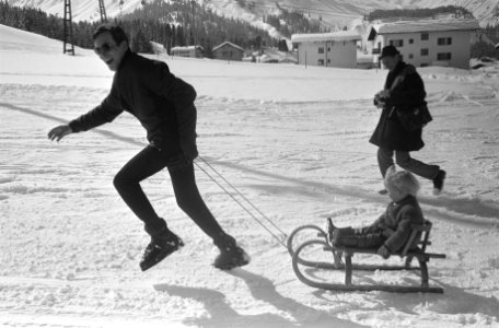 Prinses Beatrix en prins Claus met de drie kinderen op wintersport in Lech (Oost, Bestanddeelnr 923-3419