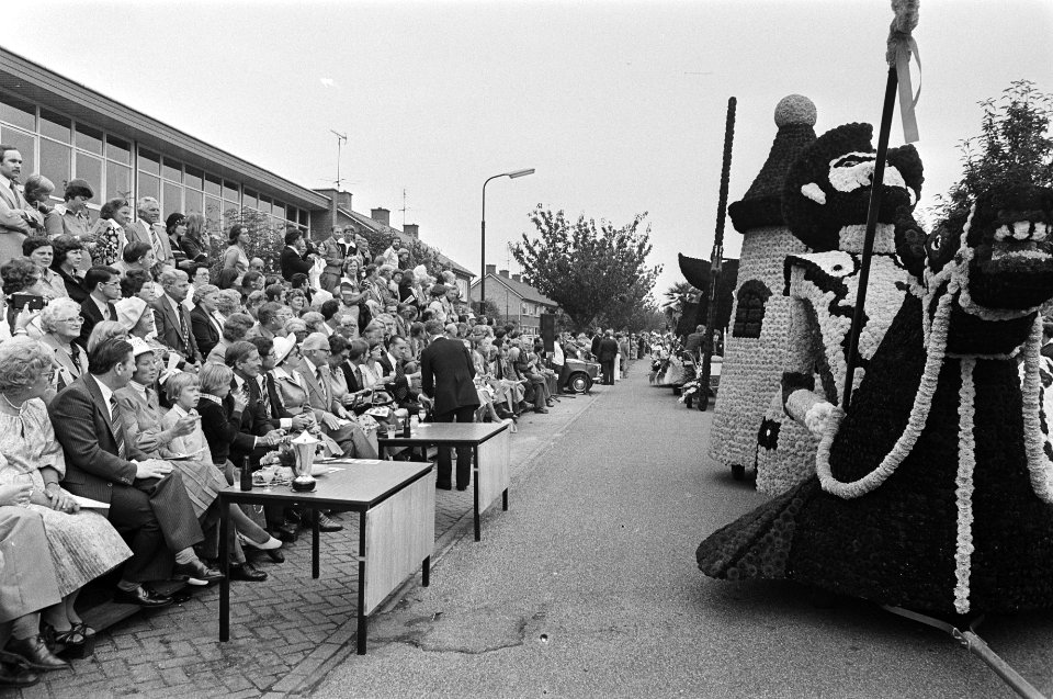 Prinses Beatrix en Prins Claus en Prinsjes Constantijn en Johan Friso 25e Bloeme, Bestanddeelnr 929-3077