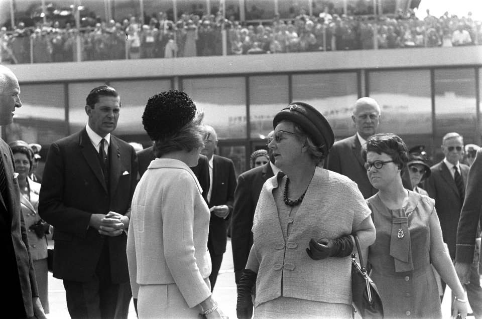 Prinses Beatrix en prins Claus naar de West, nummer 4 5 koningin Juliana en prin, Bestanddeelnr 919-3144