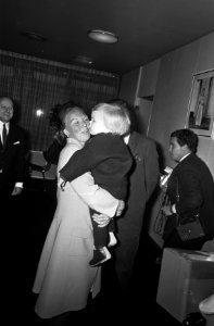 Prinses Beatrix en Prins Claus op Schiphol na hun reis naar Afrika Prinses Beatr, Bestanddeelnr 922-1067