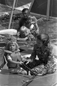 Prinses Beatrix en prins Claus met hun zonen Willem-Alexander, Johan-Friso en Co, Bestanddeelnr 926-5244