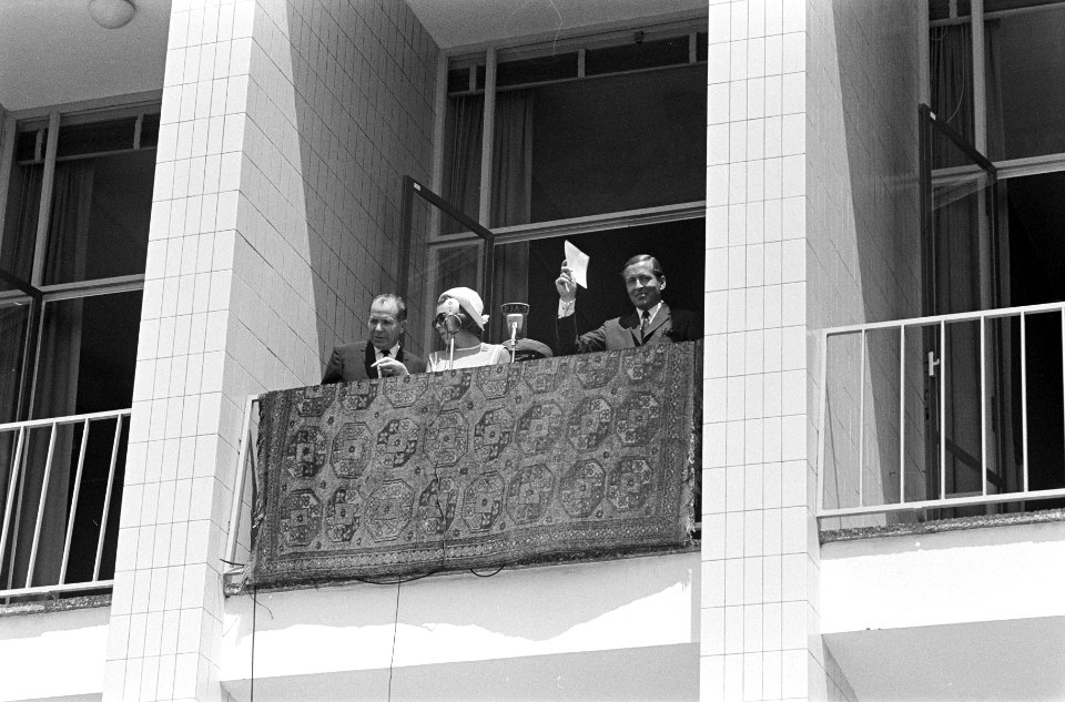 Prinses Beatrix en prins Claus op Nederlandse Antillen het paar op balkon, Bestanddeelnr 919-3899
