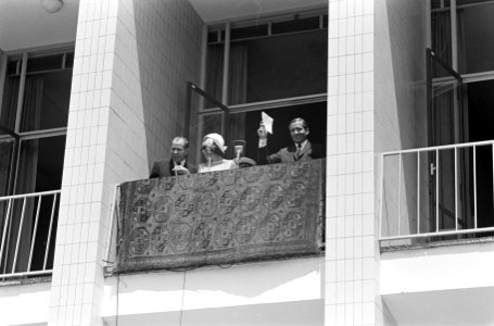 Prinses Beatrix en prins Claus op Nederlandse Antillen het paar op balkon, Bestanddeelnr 919-3899