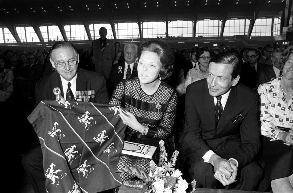 Prinses Beatrix en prins Claus met de ontvangen stropdas en sjaal, Bestanddeelnr 927-9180