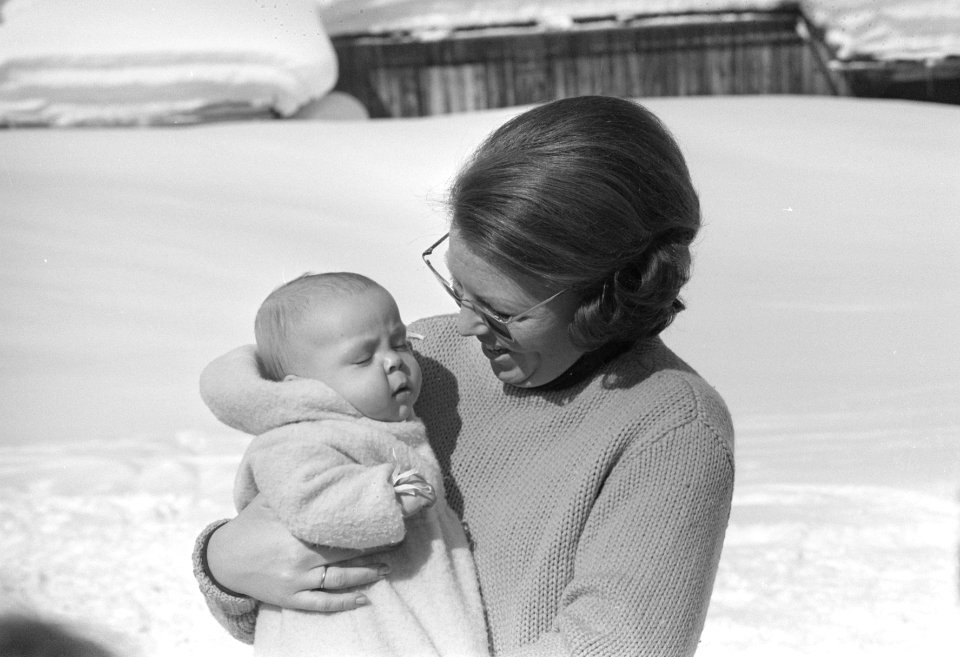Prinses Beatrix en prins Claus met de drie kinderen op wintersport in Lech (Oost, Bestanddeelnr 923-3417