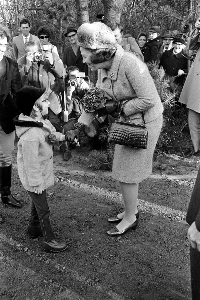 Prinses Beatrix en prins Claus opende Madurodam-manege te Den Haag . Na opening , Bestanddeelnr 920-8993