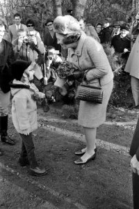 Prinses Beatrix en prins Claus opende Madurodam-manege te Den Haag . Na opening , Bestanddeelnr 920-8993