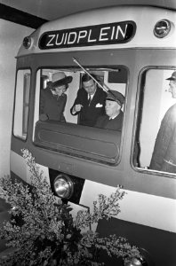 Prinses Beatrix en prins Claus maken eerste rit Rotterdamse metro, een praatje m, Bestanddeelnr 921-0599