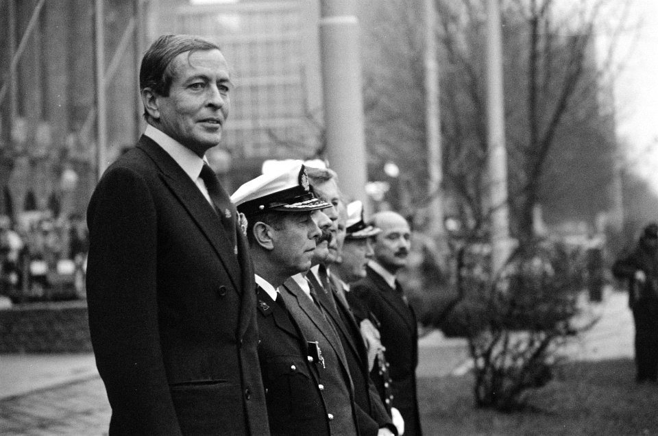 Prins Claus heeft zaterdag in Rotterdam een defile afgenomen van het Korps Marin, Bestanddeelnr 931-2031