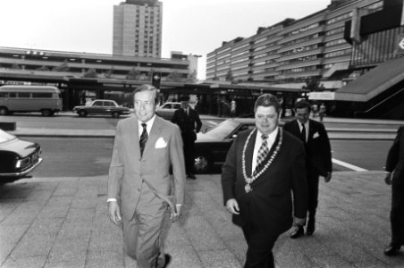 Prins Claus opent Nationaal Monumenten studiedag 77 prins Claus en burgemeester, Bestanddeelnr 929-2327