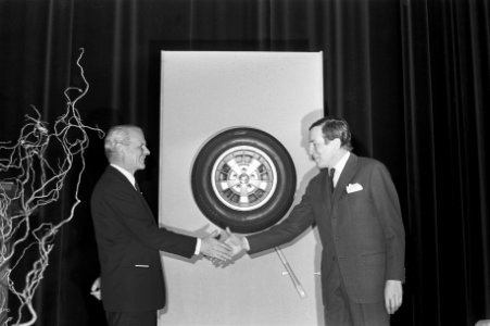 Prins Claus opent nieuwe E-8 weg (Hoevelaken - Holten), Bestanddeelnr 926-0431