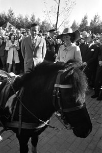 Prinses Beatrix en prins Claus tijdens de rondleiding, Bestanddeelnr 924-5739