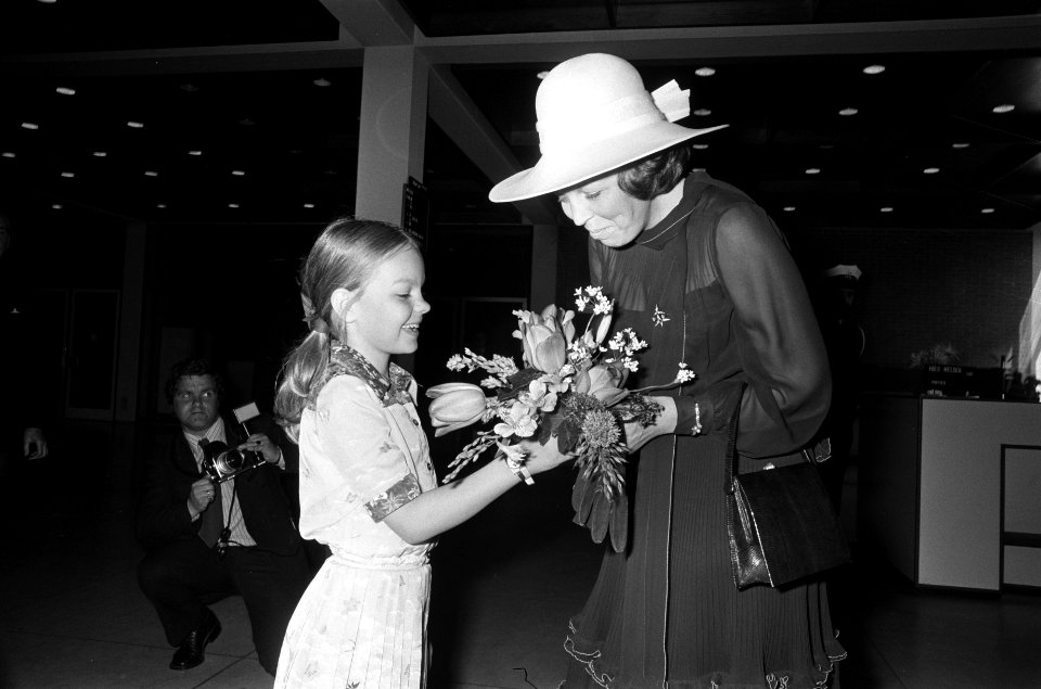 Prinses Beatrix krijgt bij aankomst bloemen aangeboden, Bestanddeelnr 927-9371