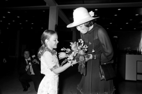 Prinses Beatrix krijgt bij aankomst bloemen aangeboden, Bestanddeelnr 927-9371
