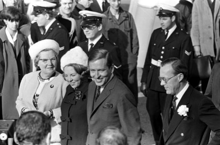 Prinses Beatrix en prins Claus terug van huwelijksreis zij werden op Schiphol af, Bestanddeelnr 919-0901